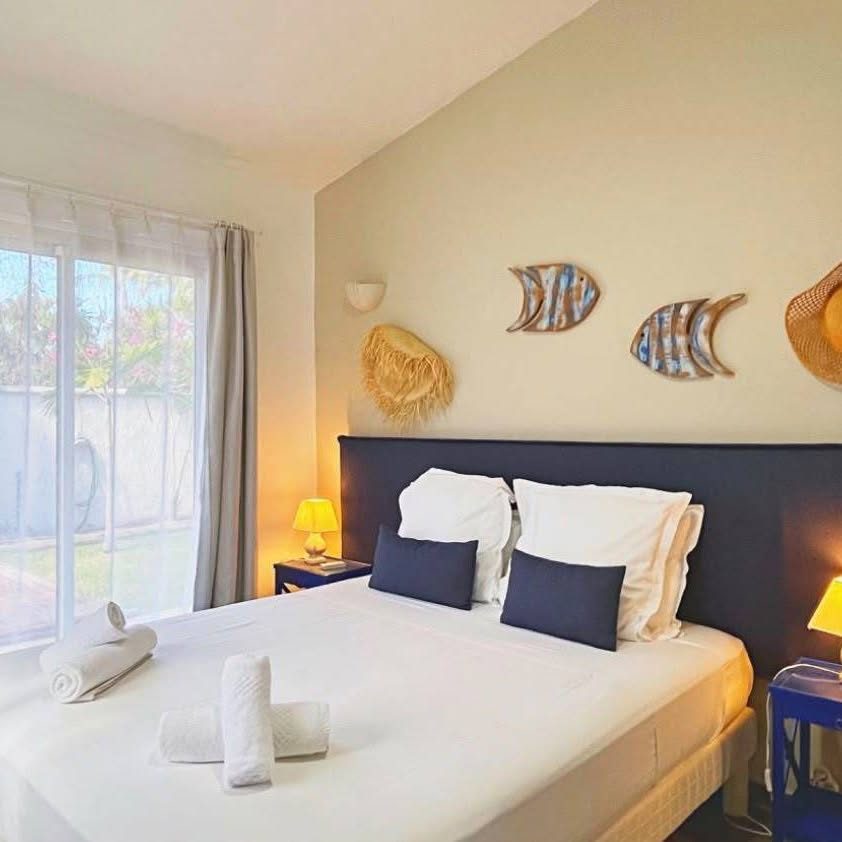 Chambre aux tons bleu marine, poissons en bois au mur
