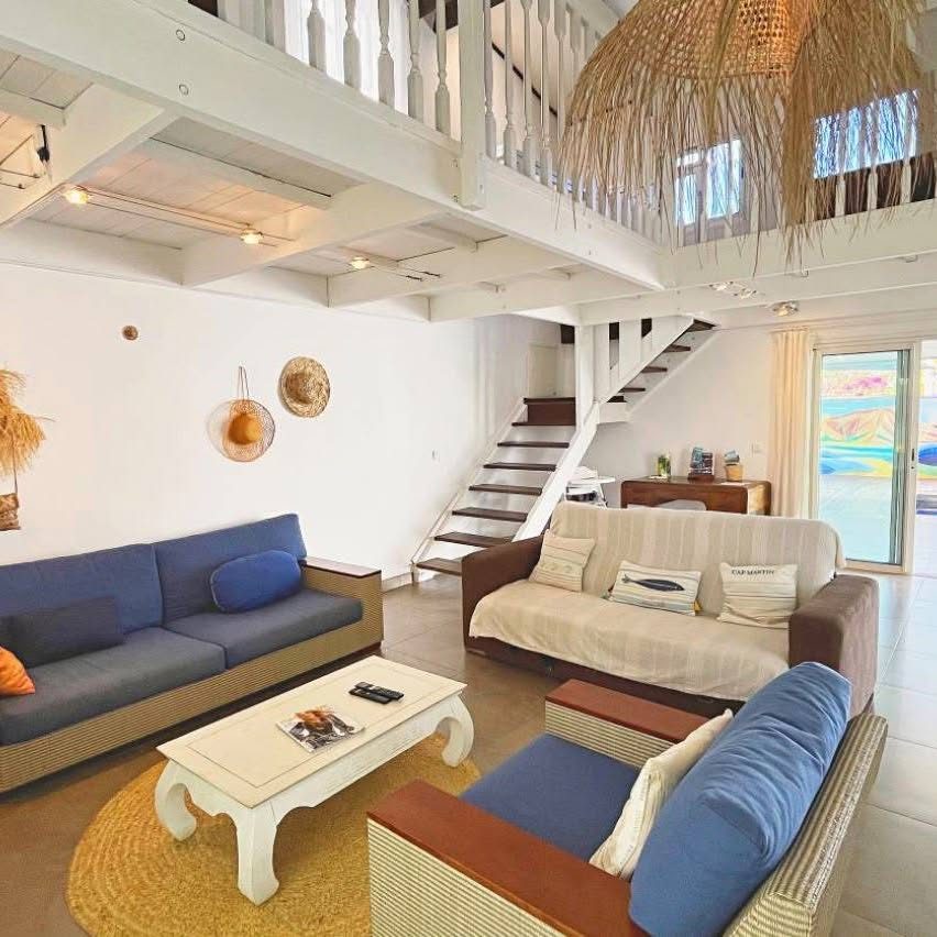 Villa Moana : séjour sous mezzanine, coussins bleus